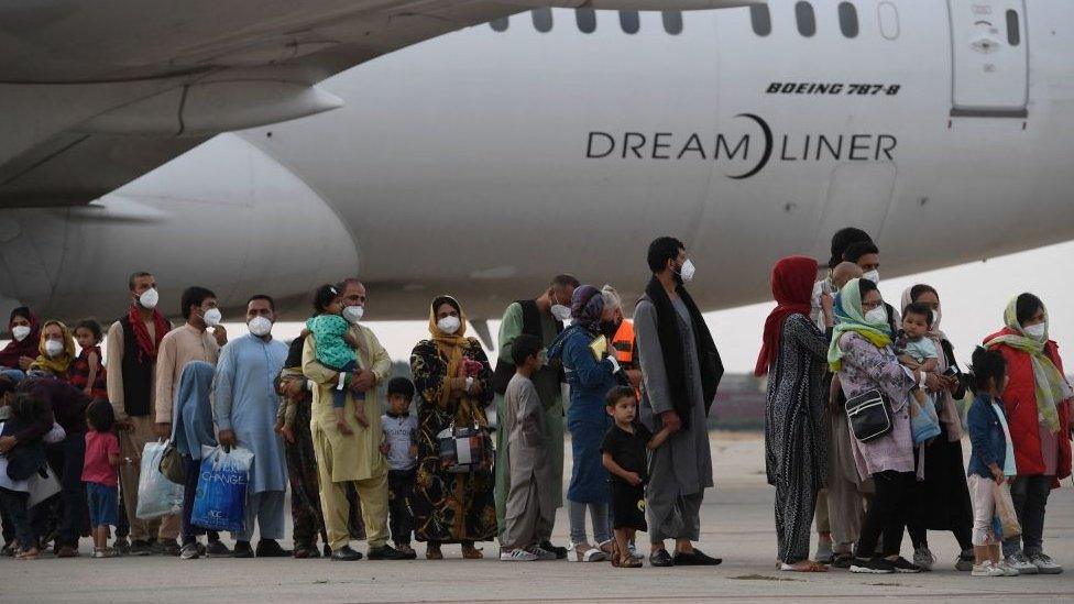 people-queuing-after-leaving-plane