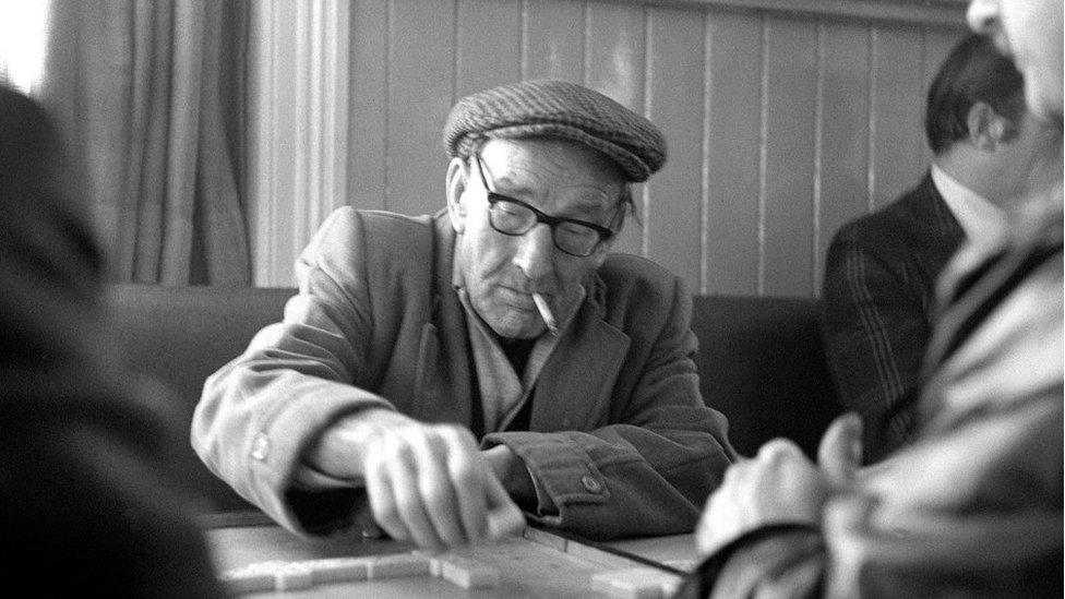 Dominoes in the Dairycoates Inn, Christmas Eve 1977