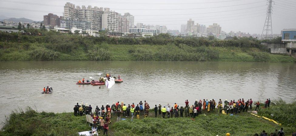 TranAsia plane in the river outside Taipei (Feb 2015)