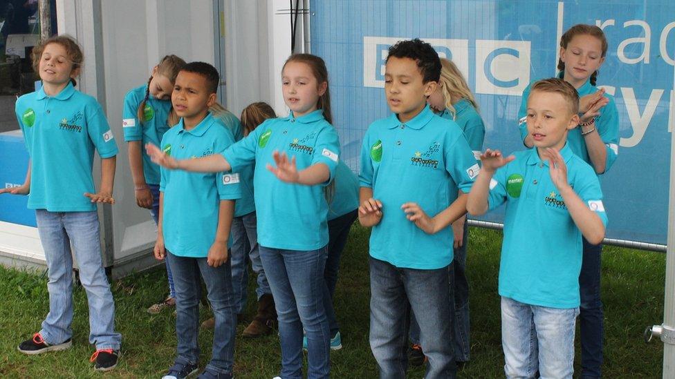 Cânadran, parti o ardaloedd Trecelyn, Casnewydd a'r Coed-duon yn ymarfer dan gysgod pagoda Radio Cymru