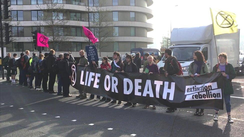 Blockade on Vauxhall Bridge