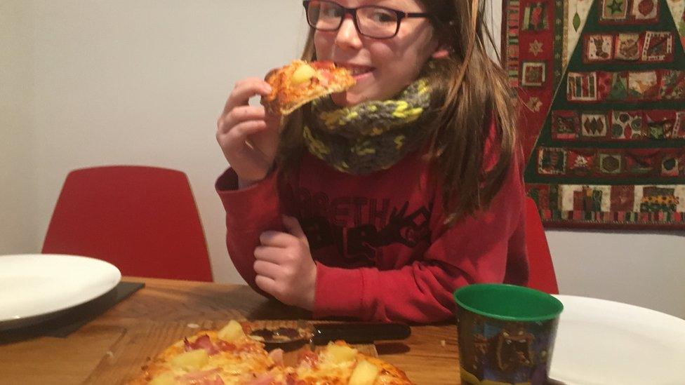 Martha yn mwynhau'r pizza