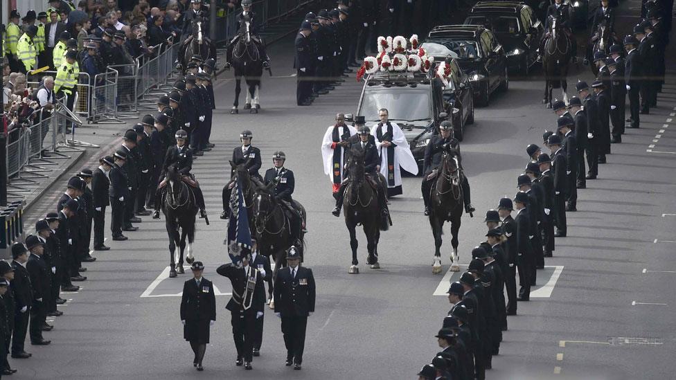 The hearse arrives at Southwark Cathedral