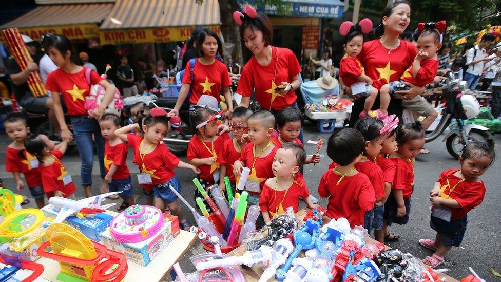 Vietnamese children shop for toys at a street in Hanoi, Vietnam 15 September 2016.