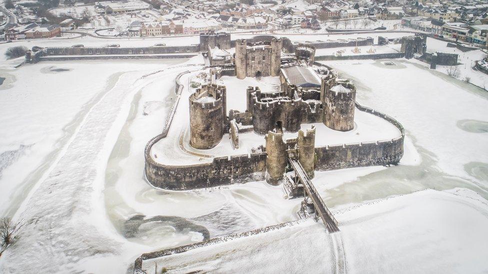 castell caerffili yn yr eira