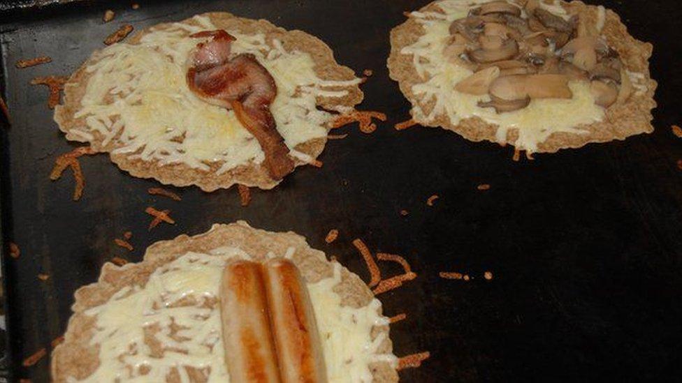 Oatcakes with bacon, mushrooms and sausages