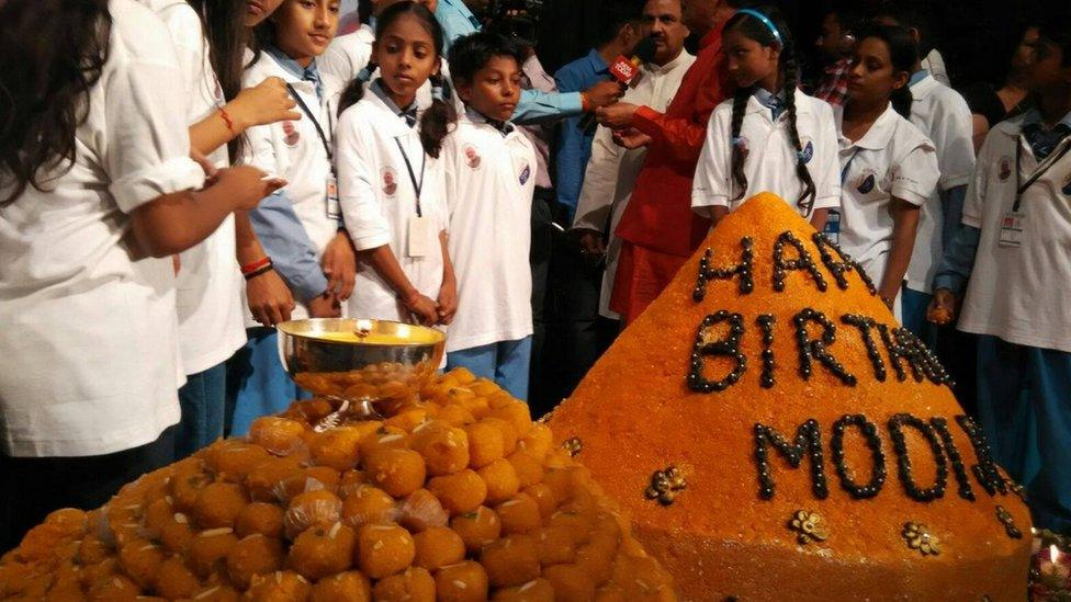 The Indian minister for tourism next to the 375kg laddoo