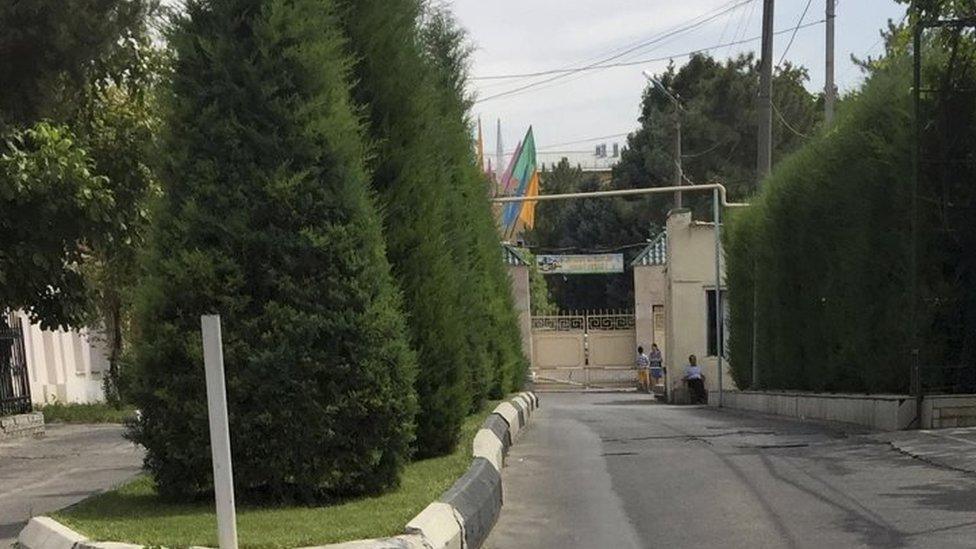 An entrance to the government hospital where Ukbek President, Islam Karimov is being treated in Tashkent (29 August 2016)