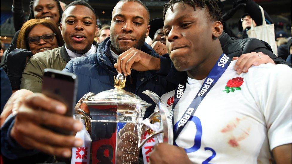 Maro-Itoje-poses-with-fans.