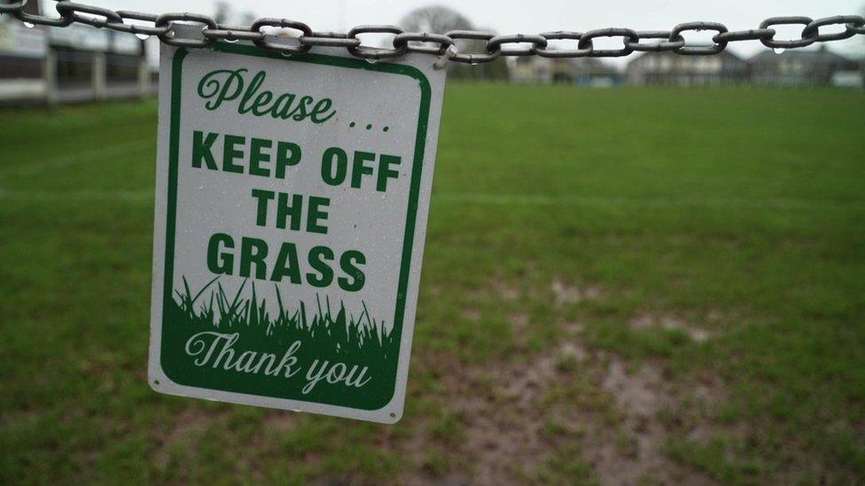 Please keep off the grass sign