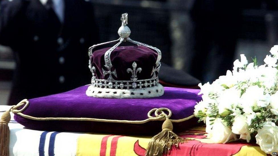 he Queen Elizabeth The Queen Mothers priceless crown, containing the famous Koh-i-noor diamond, rests on her coffin on a Gun Carriage pulled by the Royal Horse Artillery to Westminster Hall.