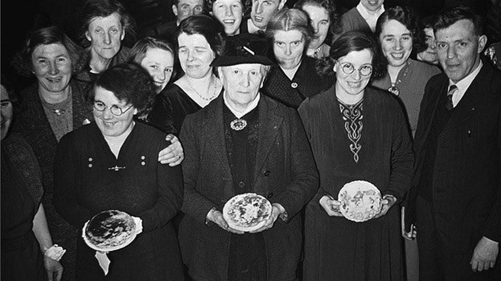 Dawns flynyddol Dydd Mawrth Ynyd yn Nhre-wern. Ffotograff gan Geoff Charles (1940)