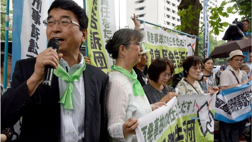 People protesting against Tepco outside the court