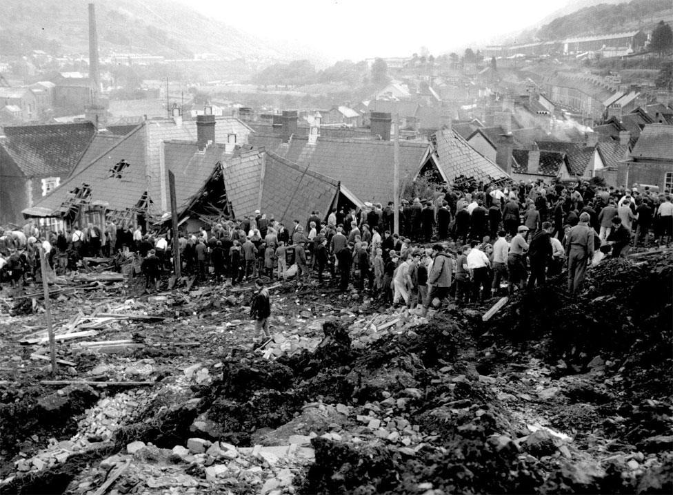 A chain of rescue workers at the site of the disaster on 21 October 1966