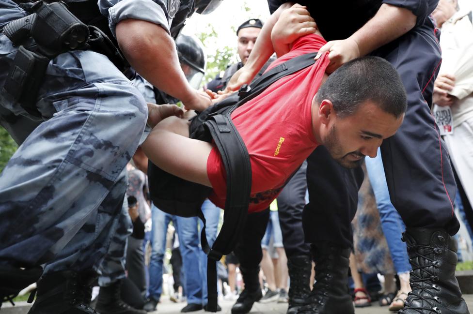 Detention of protester, 12 Jun 19