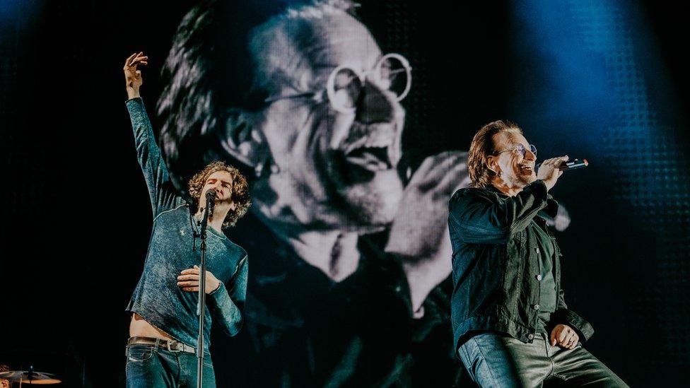 Gary Lightbody and Bono performing at Ward Park