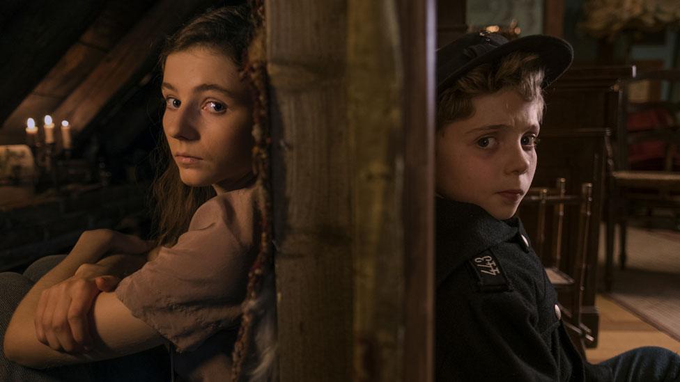 Thomasin McKenzie and Roman Griffin Davis