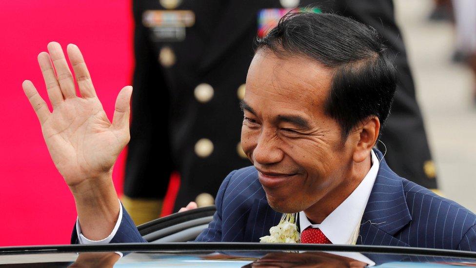 Indonesian President Joko Widodo waves in a visit to the northern Philippines on 12 November 2017