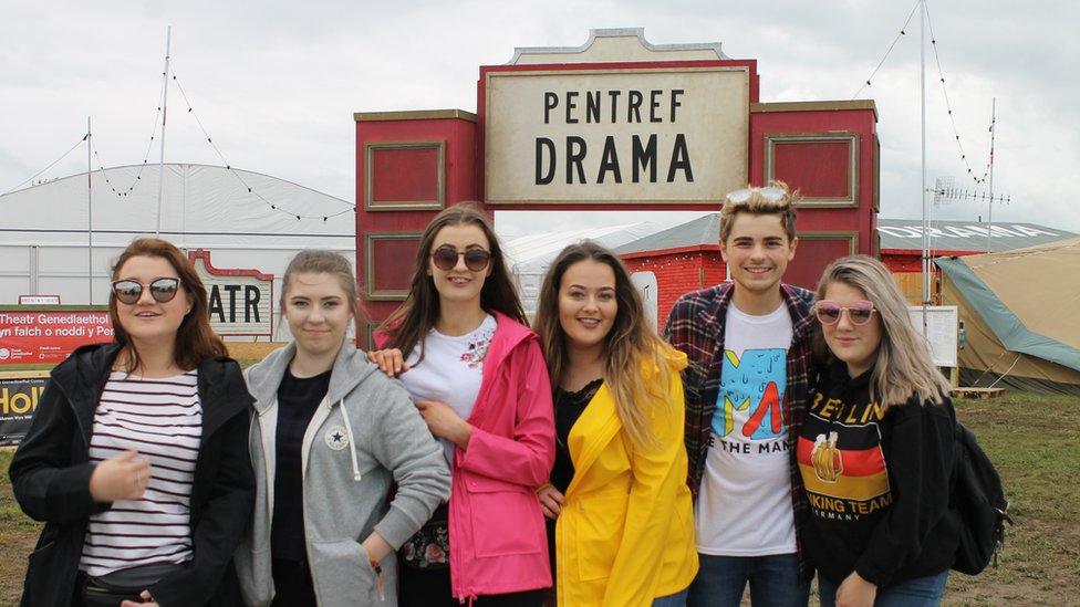 Mae'r criw ifanc yma o Gaernarfon yn aros yn Maes B mewn pabell oedd dan ddŵr - ond maen nhw am aros yma tan ddiwedd yr wythnos. Wariars! // This lot say they are determined to stick out the week at the Eisteddfod - despite spending the night in a soggy tent.