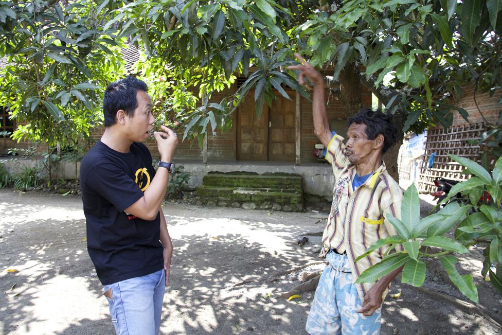 Eko Mulyadi and Duey using sign language