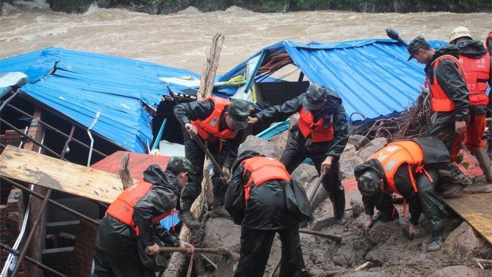 Rescue workers search site of landslide in Taining county, China (8 May 2016)