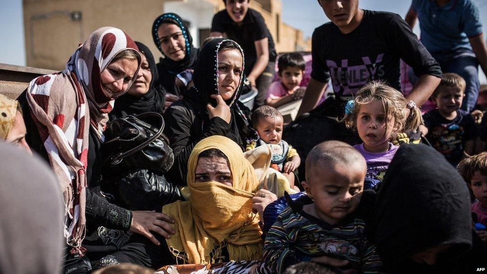 Syrian refugees cross the border with Turkey amid fighting between Kurdish-led forces and Islamic State militants in Tal Abyad (26 June 2015)