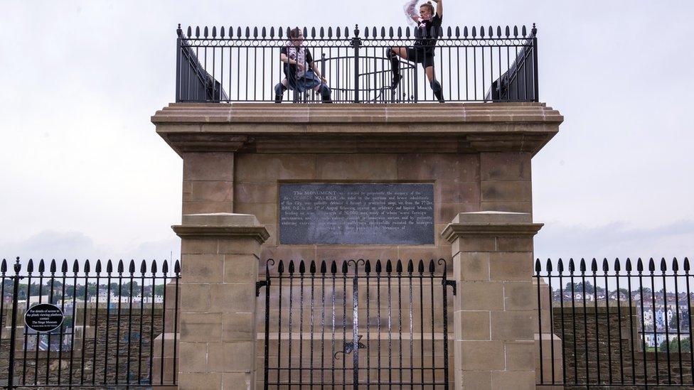 walkers plinth in Derry