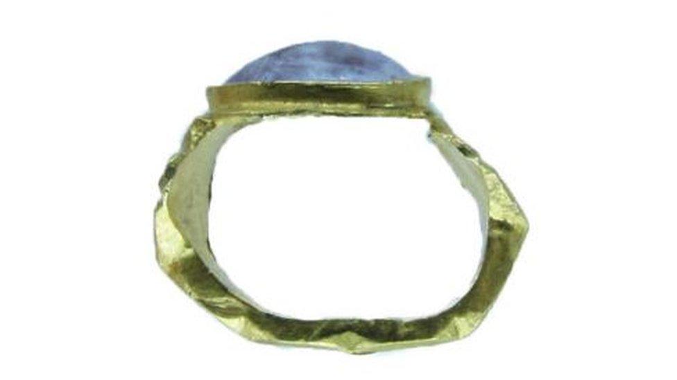 Side view of the Roman ring