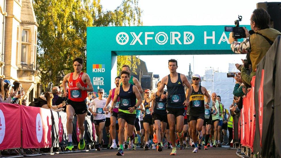 The lead pack out of the Oxford Half Marathon in 2022