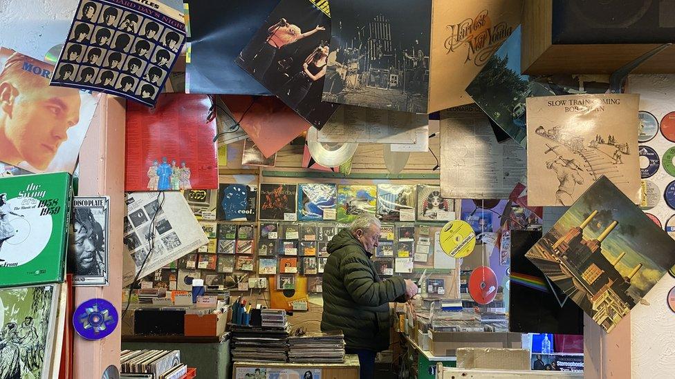 Tu fewn i siop recordiau The Record Shop