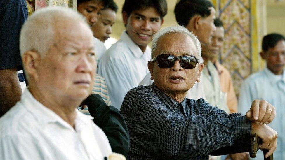 Nuon Chea, right, and Khieu Samphan at the cremation of Pol Pots first wife in 2003