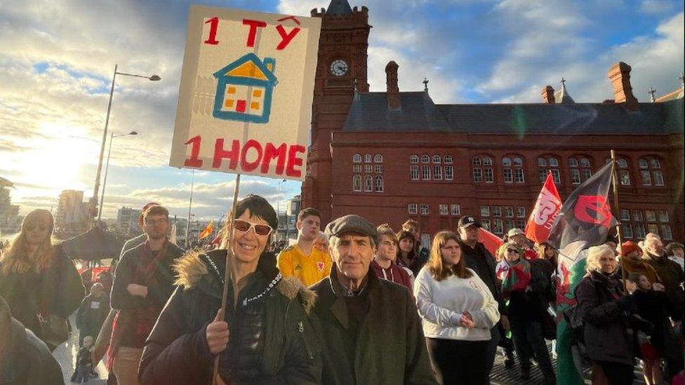 Rhai o'r protestwyr ym Mae Caerdydd ddydd Sadwrn