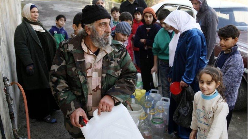 People in Damascus fill containers with water (29/12/16)