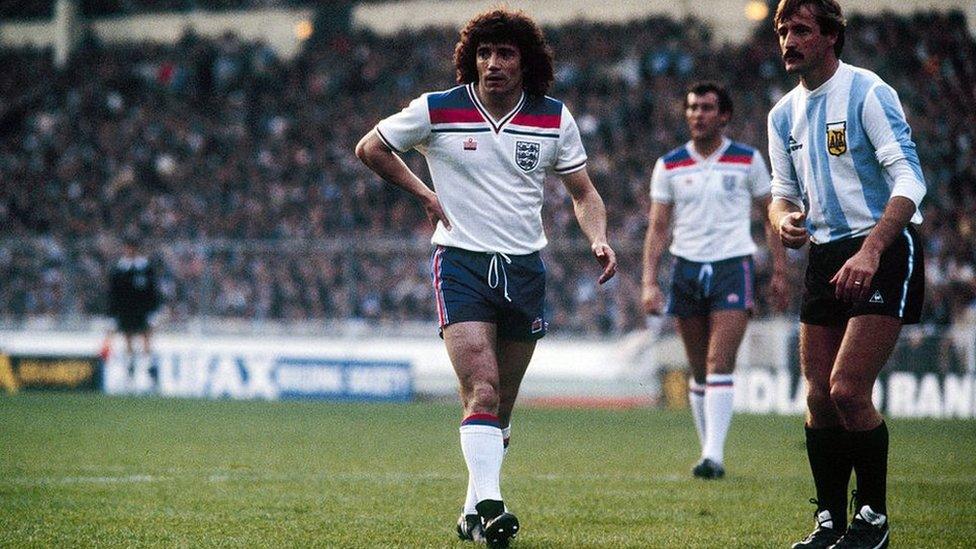 Kevin Keegan playing against Argentina in May 1980