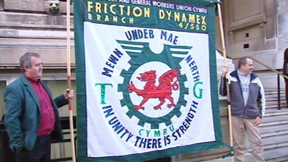 Aelodau TGWU yn dal baner Friction Dynamex