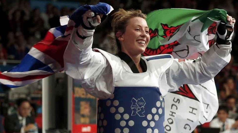 Wnaeth Jade Jones gyfaddawdu yn 2012 gan chwifio Jac yr Undeb a'r Ddraig Goch