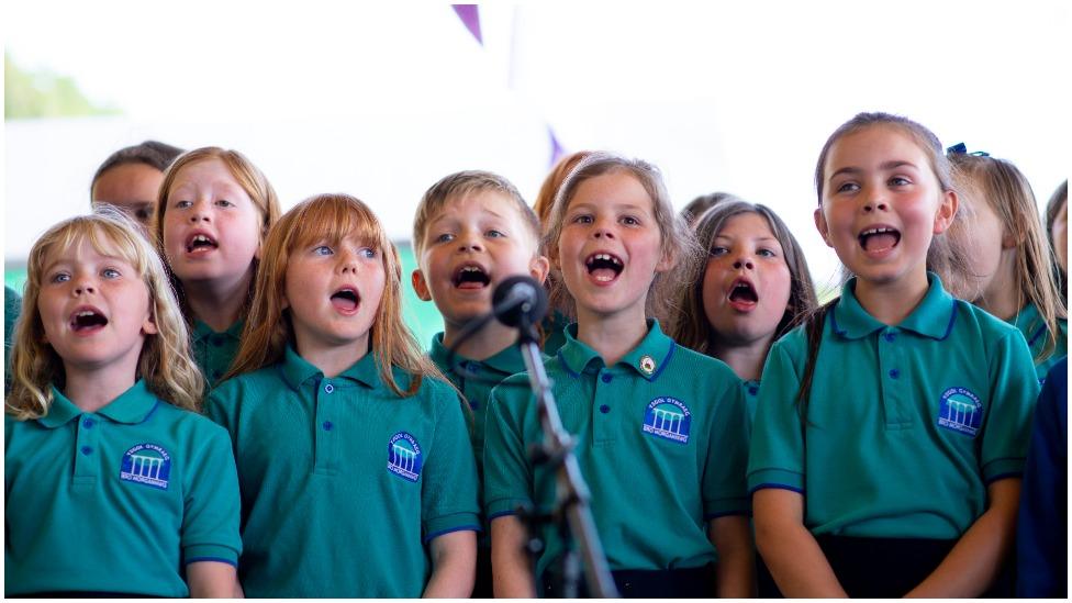 Ysgol Gynradd Gymraeg Bro Morgannwg yn perfformio ar lwyfan yr ysgolion