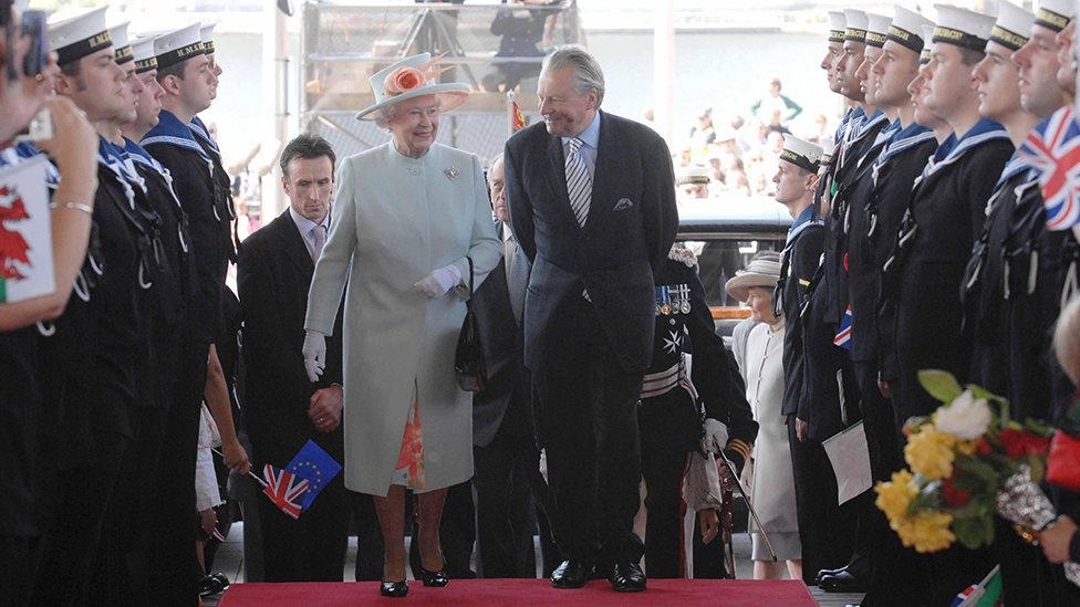 Lord Dafydd Elis-Thomas escorts the Queen to opens the third National Assembly for Wales on 5 June 2007