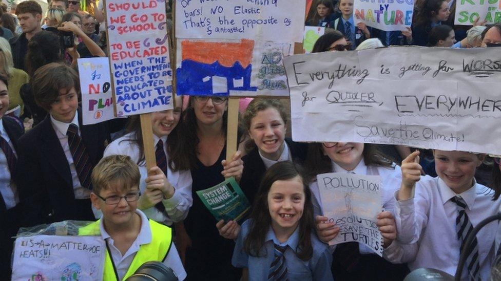 Children-protesting-in-belfast