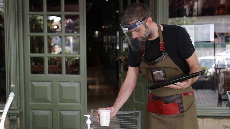 waiter-serving-in-ppe