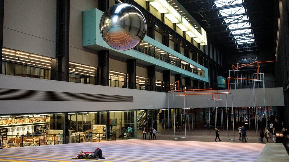 A giant pendulum in the Turbine Hall