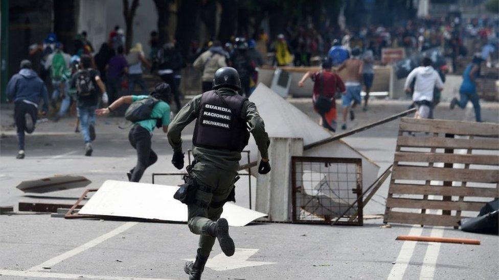 Venezuela's National Guard confronts anti-government protesters in Caracas, 27 July 2017