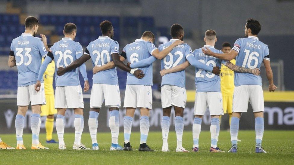 Players gather for a minute of silence to commemorate the death of Paolo Rossi