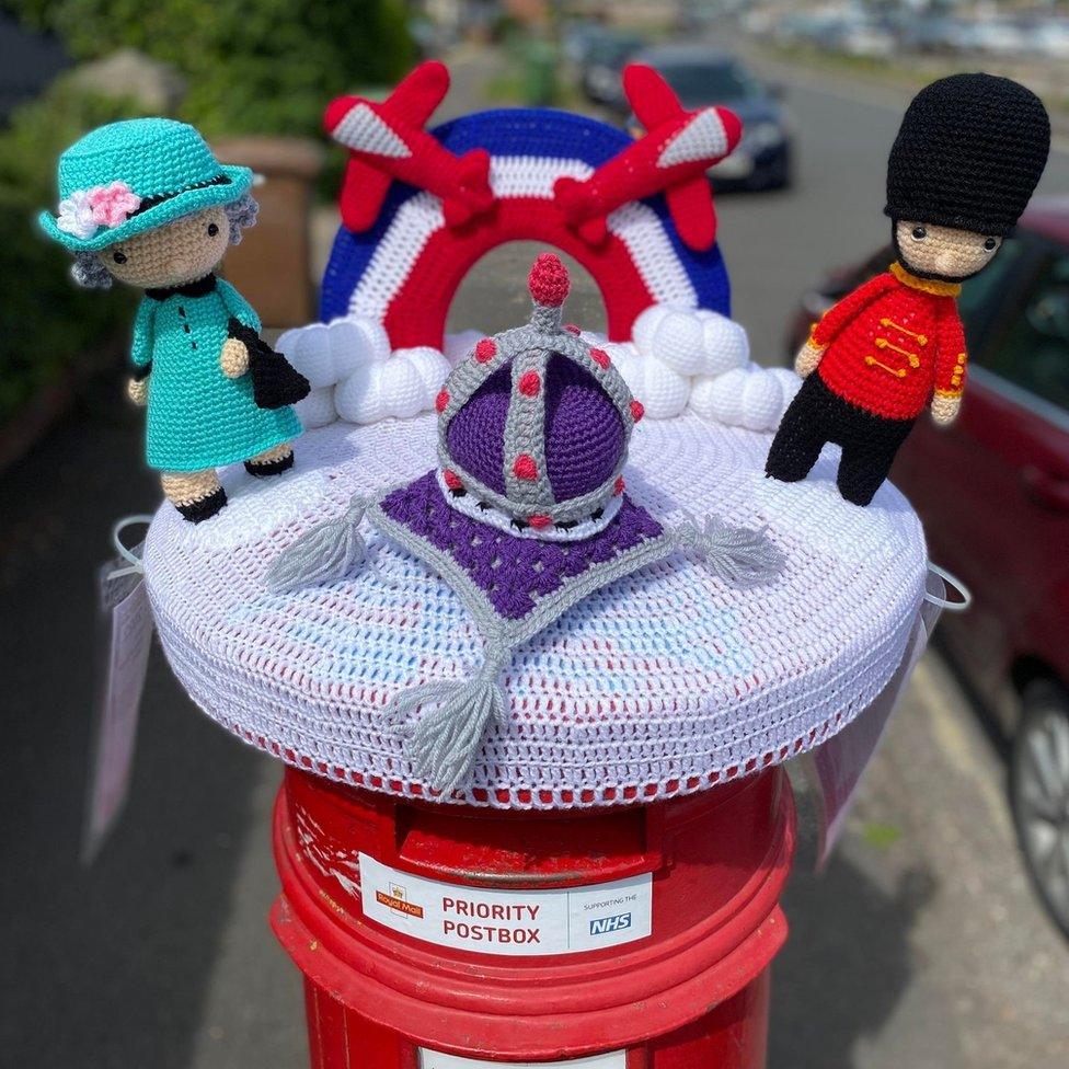 Post box topper