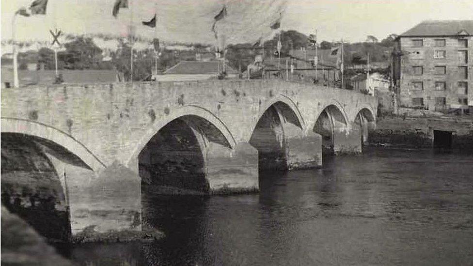 Pont Aberteifi ar ddiwrnod coroni Elizabeth II yn 1953