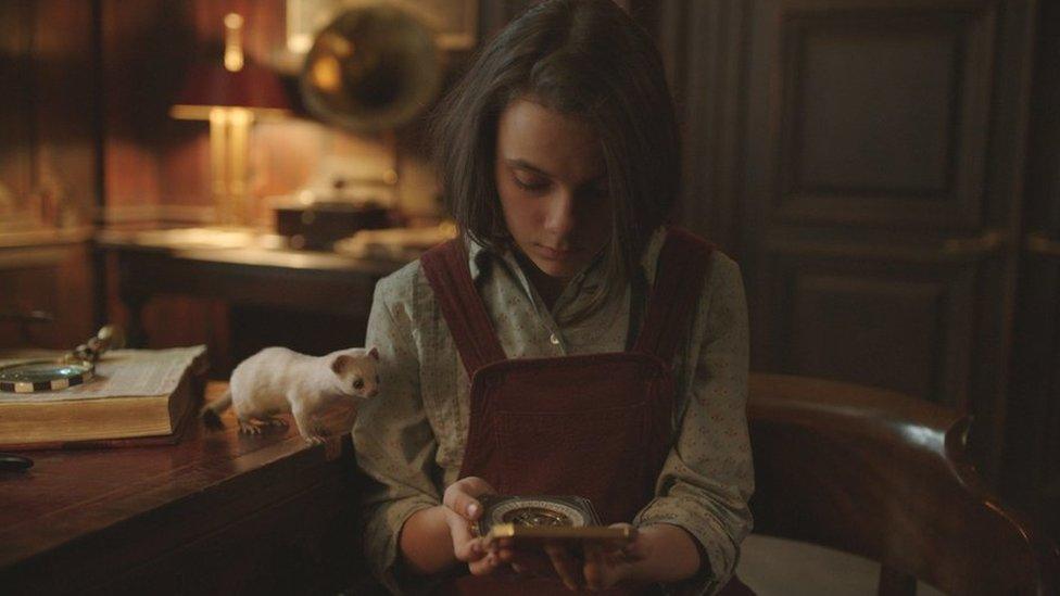 Y cwmpawd aur, golygfa o His Dark Materials