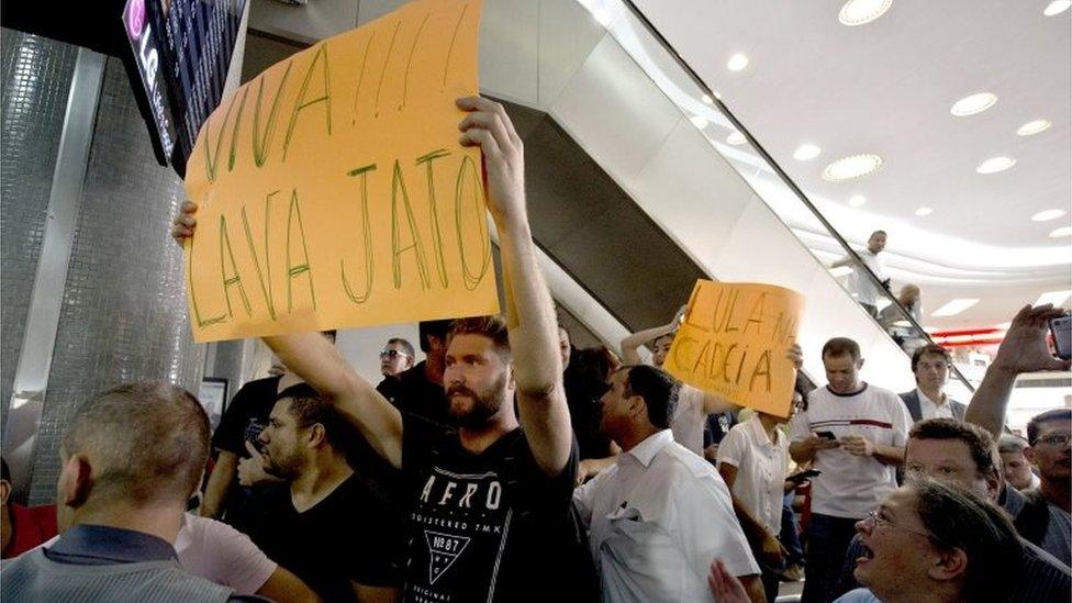 Opponents to former Brazilian President Luiz Inacio Lula da Silva demonstrate in front of a Federal Police station in the airport of Congonhas, Sao Paulo, Brazil on March 4, 2016