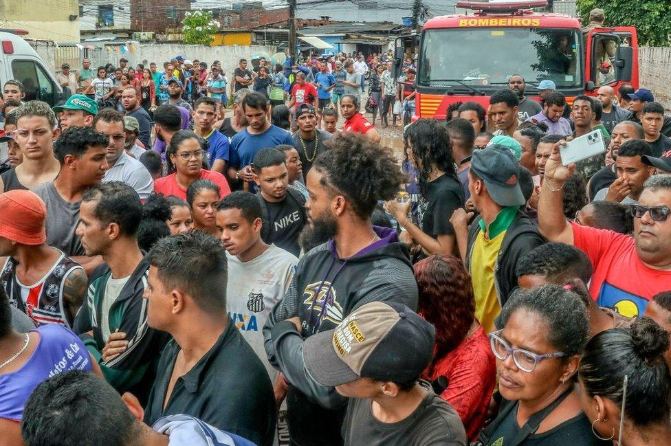 Crowd at scene in Recife, 7 Jul 23