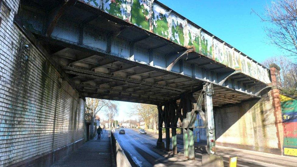 Chanterlands Avenue railway bridge