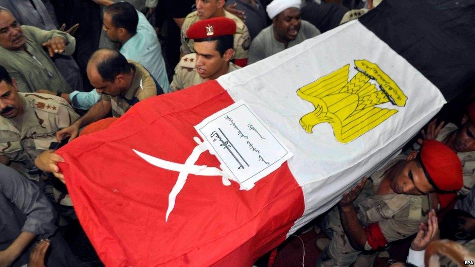 Mourners carry the coffin of a solider, who was killed during clashes between Egyptian security forces and militants in the Sinai peninsula, in the city of Luxor (19 July 2015)